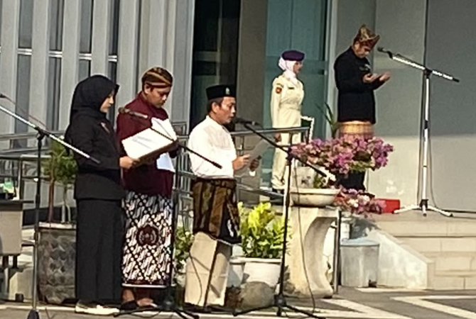 Pengasuh Ma’had Al-Jamiah Walisongo Pimpin Doa Kemerdekaan, Ajak Santri Mengisi Kemerdekaan dengan Ilmu dan Akhlak